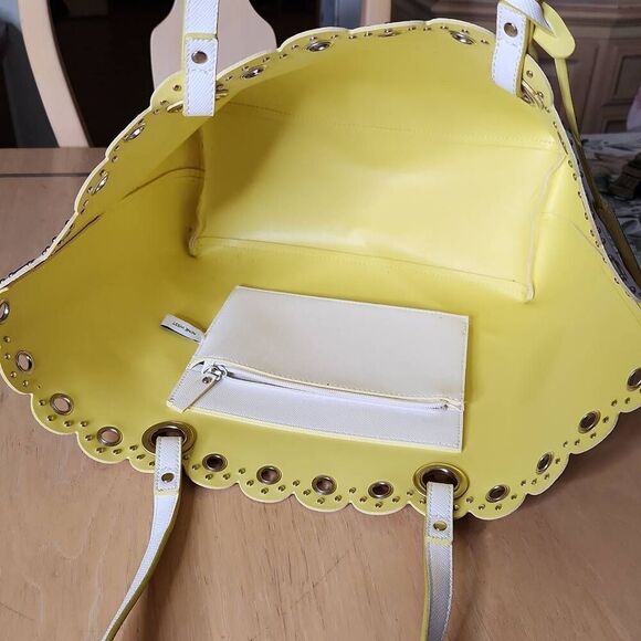 Nine West Scalloped edge white & yellow large tote bonus earrings & coin purse - Picture 5 of 8